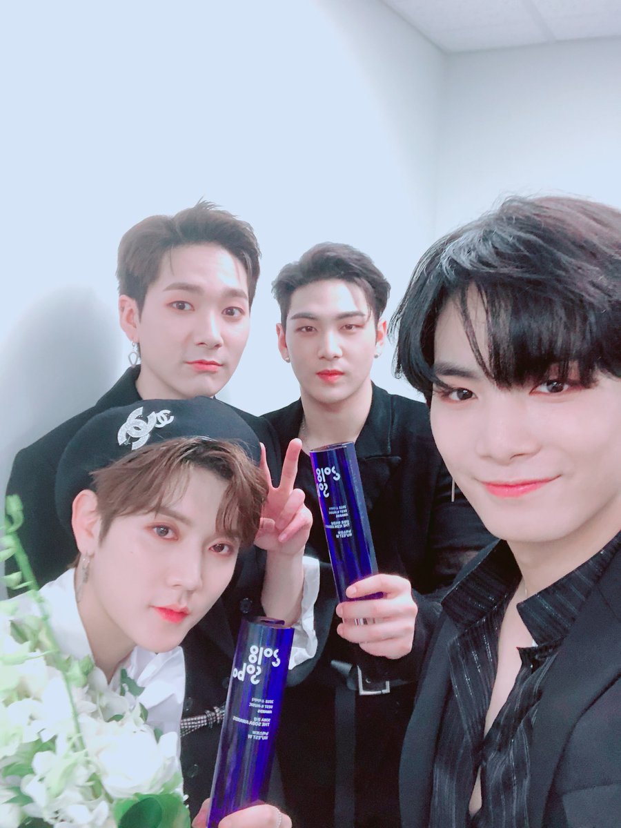 NUESTNEWS's tweet photo. [NU'PAPA] 곁에 있는 것만으로도 든든한 러브들 덕분에 뉴블이가 값진 상을 받을 수 있게 되었어요 항상 고맙고 사랑해요💕
#러브와_함께하는_매일이_선물_같아🎁
#고마워_러브💋 https://t.co/RCHUPYRZF6