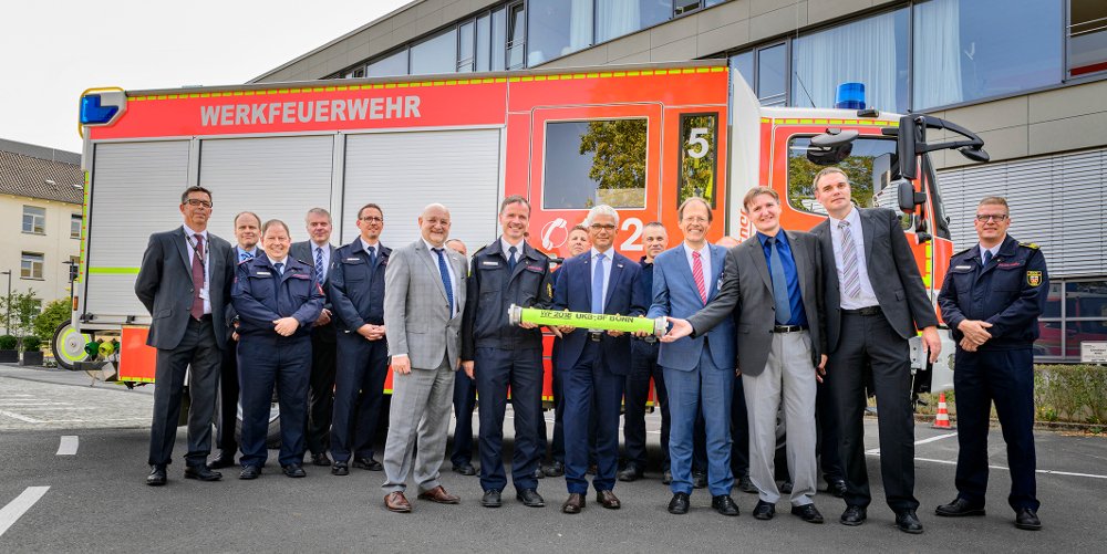 KataSchtz's tweet photo. Starkes Team besiegelt Zusammenarbeit: "Mit Kooperationsvertrag zwischen der @UniklinikBonn und der @BundesstadtBonn ist ein Meilenstein auf dem Weg zum Vollbetrieb der #Werkfeuerwehr erreicht," sagte #Bonns OB Sridharan zur Vereibarung. (Universitätsklinikum Bonn, J. Saba) https://t.co/TUpw57I1FW
