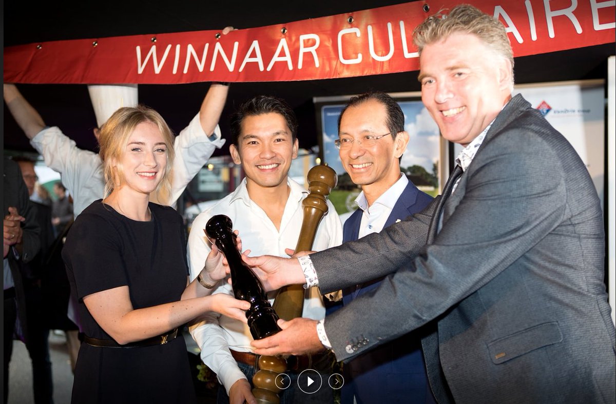 Auto Versteeg Buurman feliciteert Rose Garden met het winnen van de PreufAward 2018.
Op de foto overhandig Korstiaan Versteeg de "Peugeot" pepermolen aan de familie Pang.