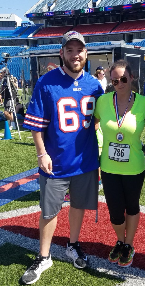 StephieKonicki's tweet photo. That one time I met @SnapFlow50
#tbt #longsnapperlove #50yardfinish #isitsept9thyet #billsmafia ๐ https://t.co/SVxdHuEffy