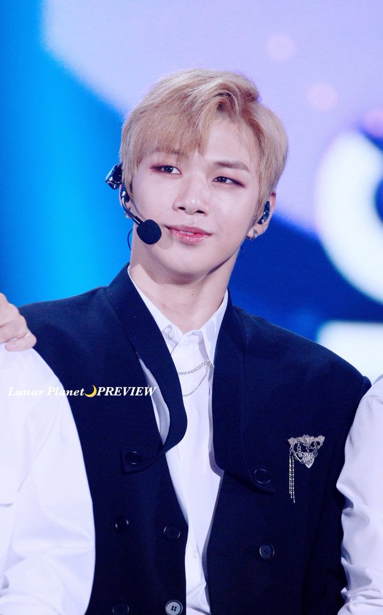 momo_chan85's tweet photo. 😍❤️💕❤️💕❤️💕 He really does look like a prince 👑 #kangdaniel #강다니엘 #2018soba #2018soribada https://t.co/PAt4h6wK1U
