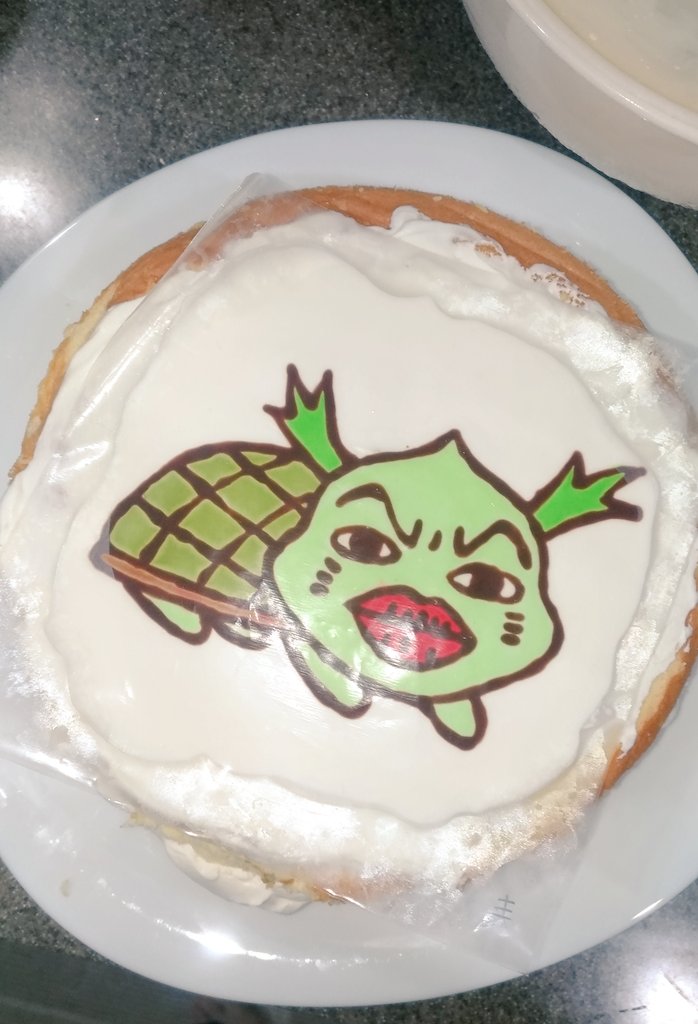 50 Di Twitter ケーキの作り方はいつもの スポンジ焼いてる間にシートの上にチョコペンで完成絵 今回は写メったのを拡大した絵 を反転させたやつをなぞってクリームで色を凍らせつつのせていってデコレーションしたやつ くちびる部分が赤すぎて気持ち悪かったので