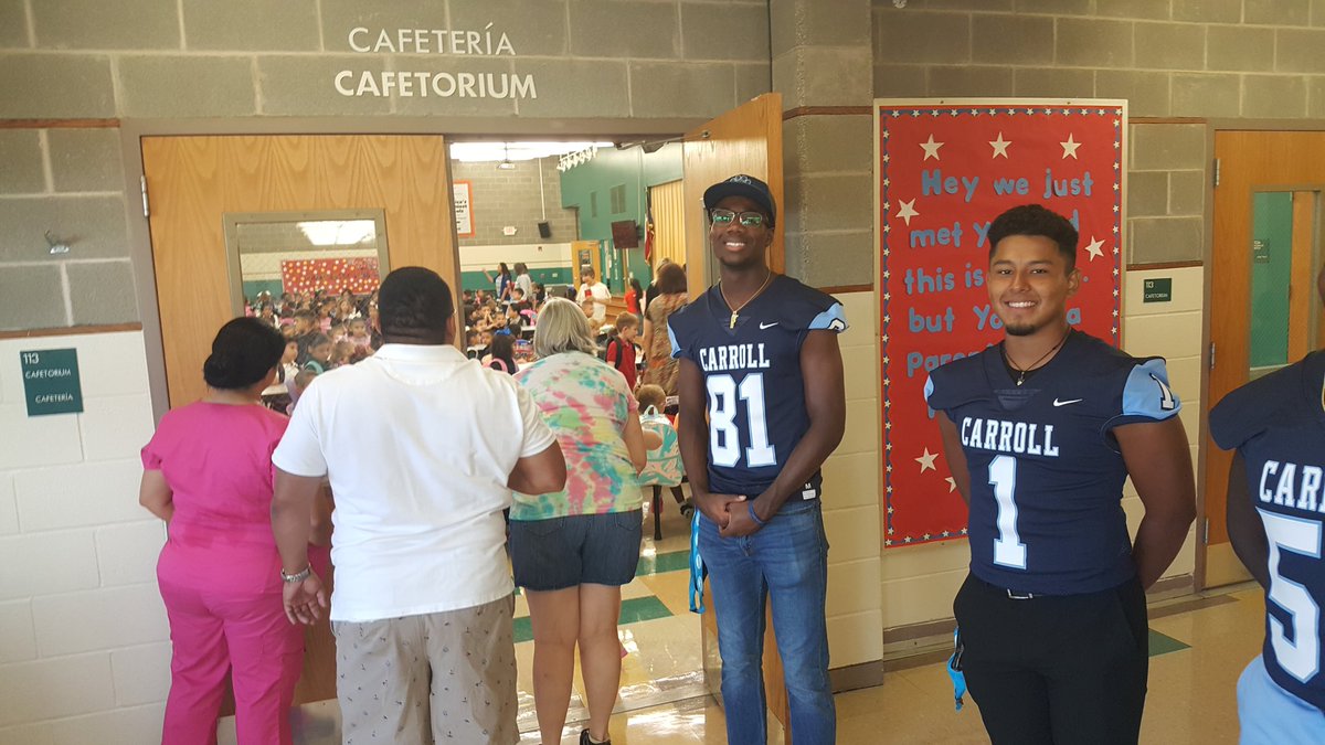 Arredondo_CHS's tweet photo. It's #BattleOfTheBridge Gameday! These amazing @GoCarrollTigers student athletes are giving their time welcoming our Patriots to school this morning! A HUGE THANK YOU from YOUR-FUTURE-TIGERS! Go get 'em tonight! #VLCPride #grateful @TheStreakCTFB #CTC212 #carrolltigers https://t.co/FEvqgph3DA