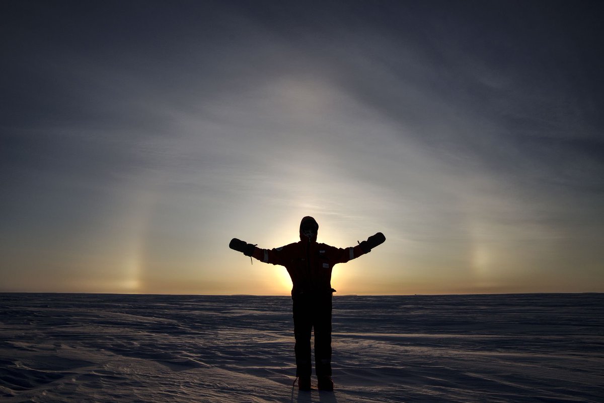 helmholtz_de's tweet photo. Hallo #Halo! #Halos sind atmosphärische #Lichteffekte, bei denen es an sechseckigen Eiskristallen zur Lichtbrechung kommt. Unsere #Antarktis-Forscher*innen zeigen im Blogs ihre schönsten Halo-Fotos!
➡ https://t.co/zhINolywuM Bilder: @AWI_de #AWI (hk) https://t.co/4dUc0U6wTJ