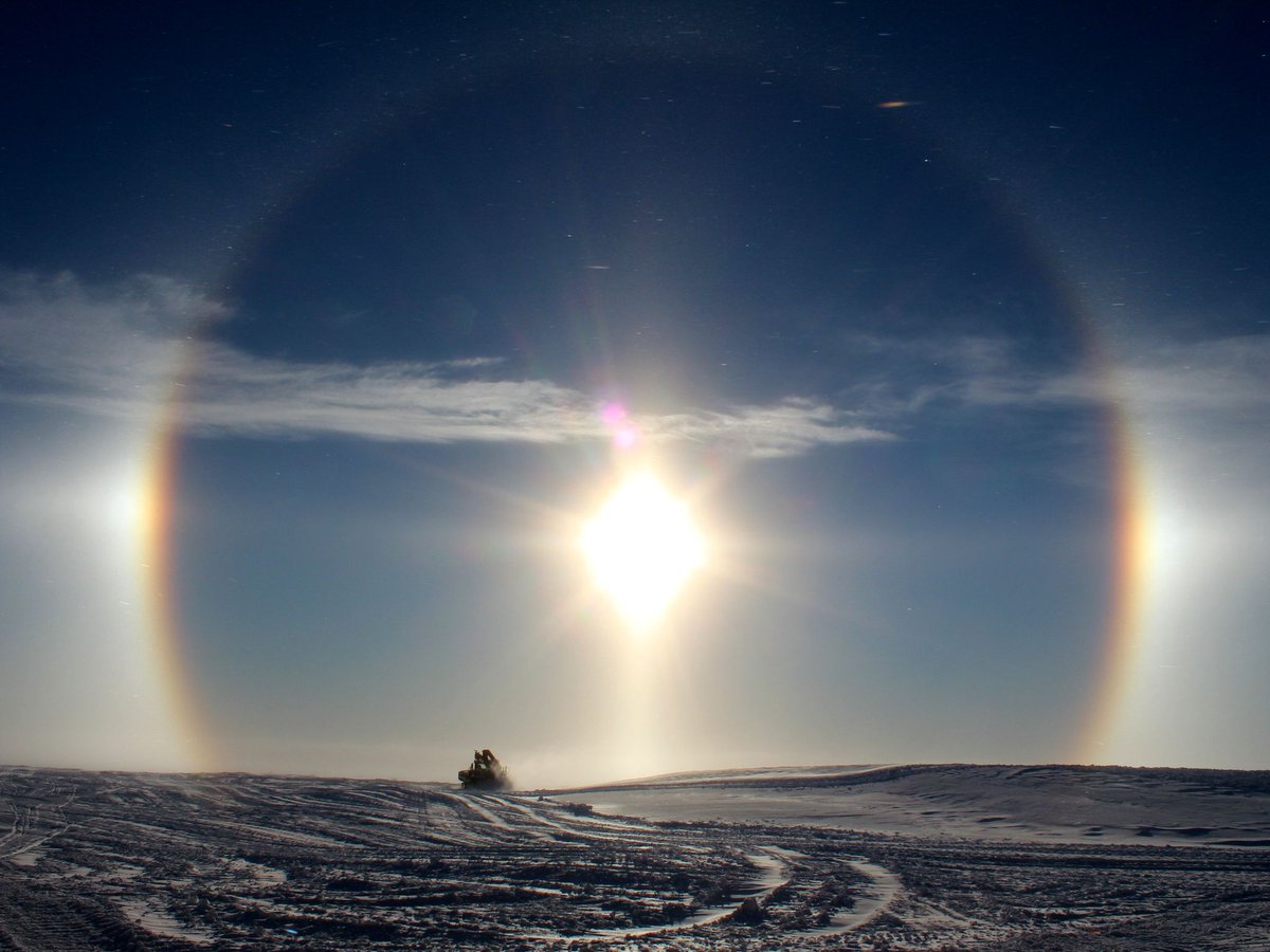 helmholtz_de's tweet photo. Hallo #Halo! #Halos sind atmosphärische #Lichteffekte, bei denen es an sechseckigen Eiskristallen zur Lichtbrechung kommt. Unsere #Antarktis-Forscher*innen zeigen im Blogs ihre schönsten Halo-Fotos!
➡ https://t.co/zhINolywuM Bilder: @AWI_de #AWI (hk) https://t.co/4dUc0U6wTJ