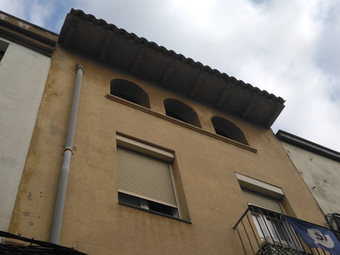 Prenent d'alçades en façana i cotes interiors a Piera.