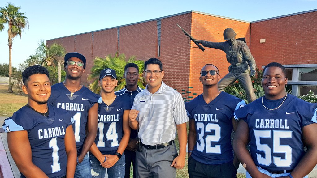 Arredondo_CHS's tweet photo. It's #BattleOfTheBridge Gameday! These amazing @GoCarrollTigers student athletes are giving their time welcoming our Patriots to school this morning! A HUGE THANK YOU from YOUR-FUTURE-TIGERS! Go get 'em tonight! #VLCPride #grateful @TheStreakCTFB #CTC212 #carrolltigers https://t.co/FEvqgph3DA