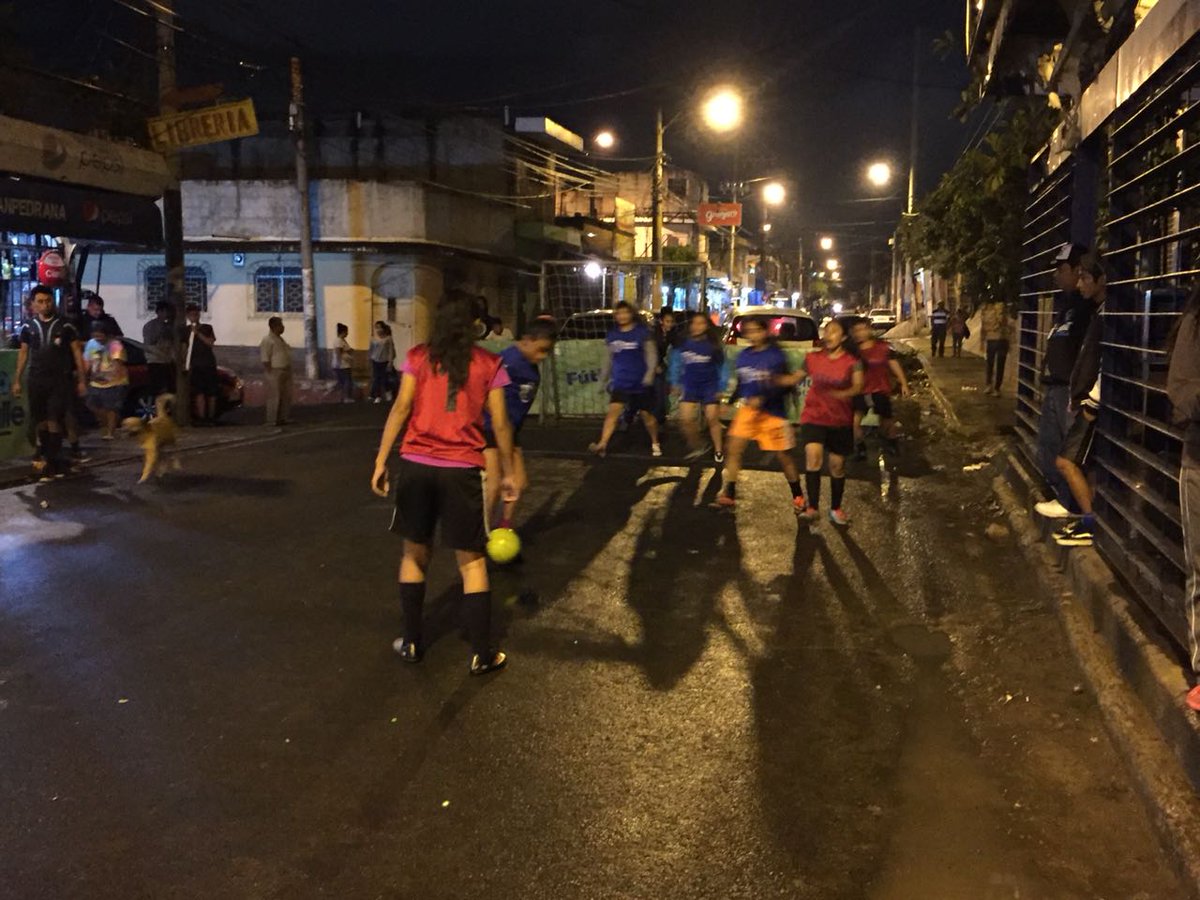 muniguate's tweet image. Nuestros vecinos en #Zona21, participan en actividades en la Alcaldía Auxiliar, la noche de ayer con jornada de #Fútbol Calle sobre la 4ª calle, colonia Guajitos.

#GuatemalaValelaPena 
#Deportes #MuniGuate