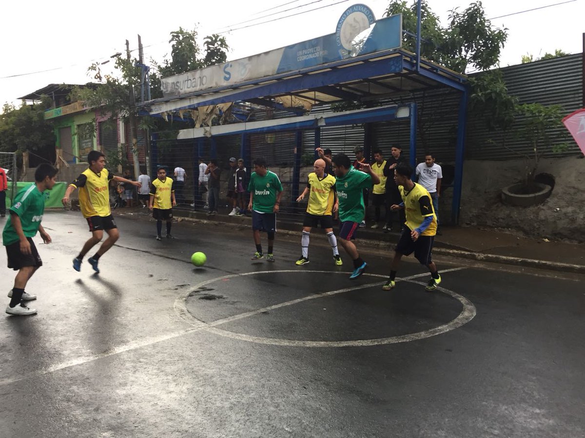 muniguate's tweet image. Nuestros vecinos en #Zona21, participan en actividades en la Alcaldía Auxiliar, la noche de ayer con jornada de #Fútbol Calle sobre la 4ª calle, colonia Guajitos.

#GuatemalaValelaPena 
#Deportes #MuniGuate