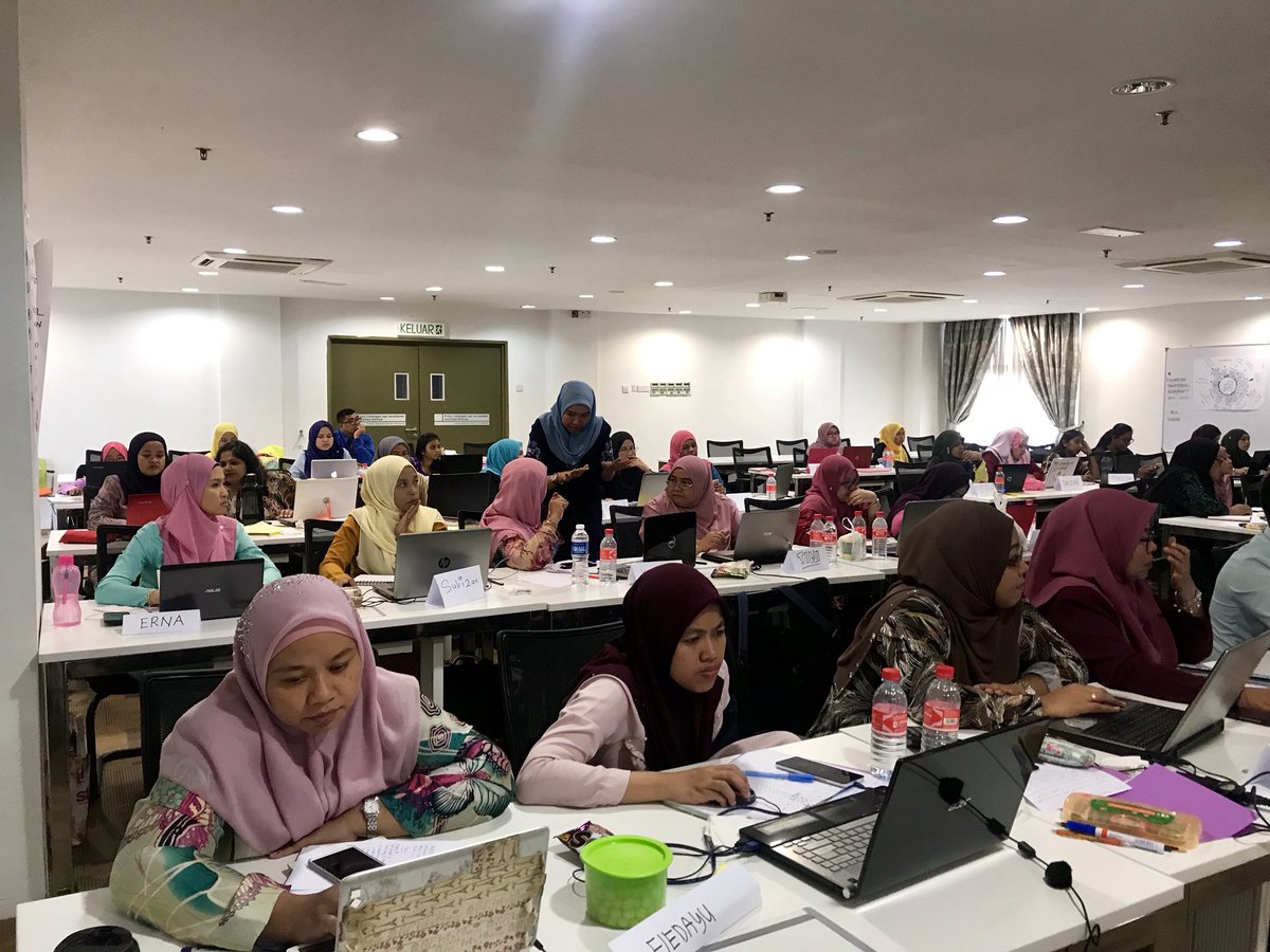 AlkawazMohammed's tweet photo. A Training session with MSU Colleges staff on how to Prepare Teaching Materials using Technology was successfully conducted today. 

"you are awesome msurians "

Do your best &amp; Give the best to our students 👍🏻😊

#MSUCMalaysia 
#Certicate in Teaching Skills
#30082018 https://t.co/WyVOsWMII4