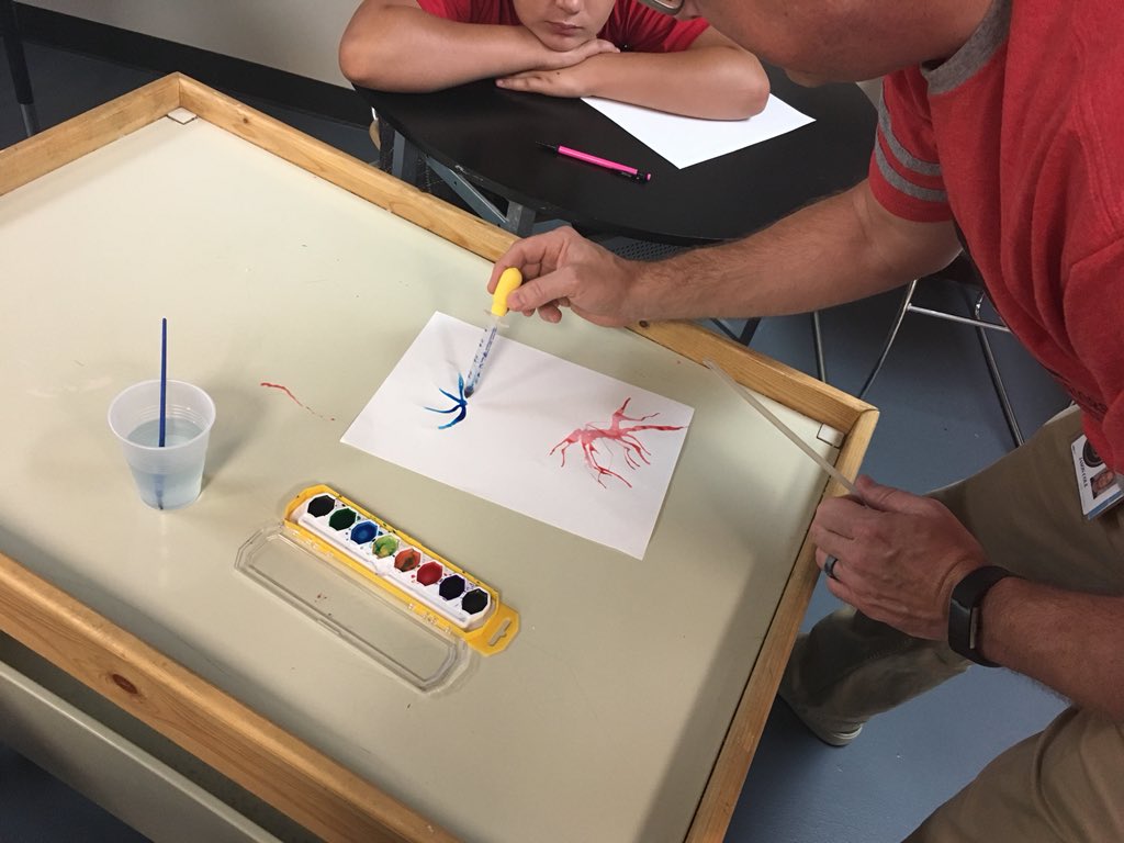 TEssd40's tweet photo. How to train your brain!!! Students learn about the functions of neurons and dendrites through visual representation. https://t.co/b4vA2PD3Ma