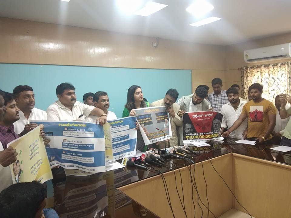 .@priyankac19 ji launched @IYC @IYCKar poster on #RafaleScam before her press confere on #RafaleScamExpose in Hubli.