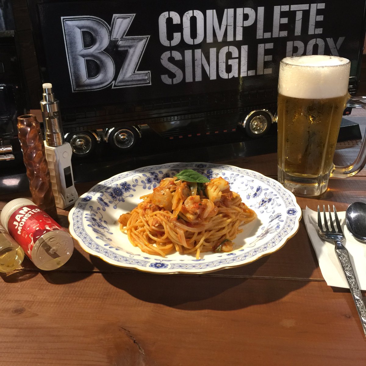 bfv_178's tweet photo. Hello★Bro.

さぁ、
なにかが始まる予感...😎🤘🏻

いつの日にかこの場所で 
僕らもう一度 会うんだよ
たがいに見せた笑顔を力に 生きぬいて
どんな夢でも 追いかけて 
素敵な願いを 叶えよう
時間の波の中で 揉まれても 忘れない
胸に刻んだ愛

#vape #brotherhood #vapecafe https://t.co/NyxeVBSDvW