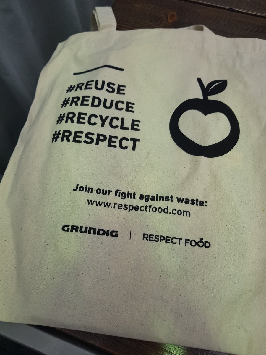 emi_filip's tweet photo. #Grundig emphasises its mission to reduce food waste, also aiming at carbon-neutral manufacturing by 2025. It currently develops its own micro-fibre filter for washing machines and uses recycled material in its production. #sustainability #IFABerlin #foodwaste #microfibres https://t.co/ExNIR3qGxS