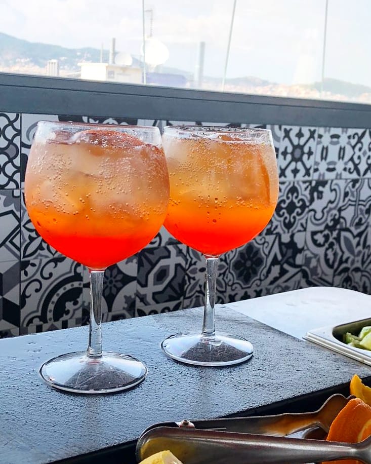 ¿Vuelta a la rutina? ¡Haz que no sea tan duro! Ven de afterwork a nuestra terraza y tómate uno de nuestros cocktails🍹💛❤
-
Back to work yet? Try to get over with it coming after work to our terrace! Enjoy our cocktails🍹💛❤