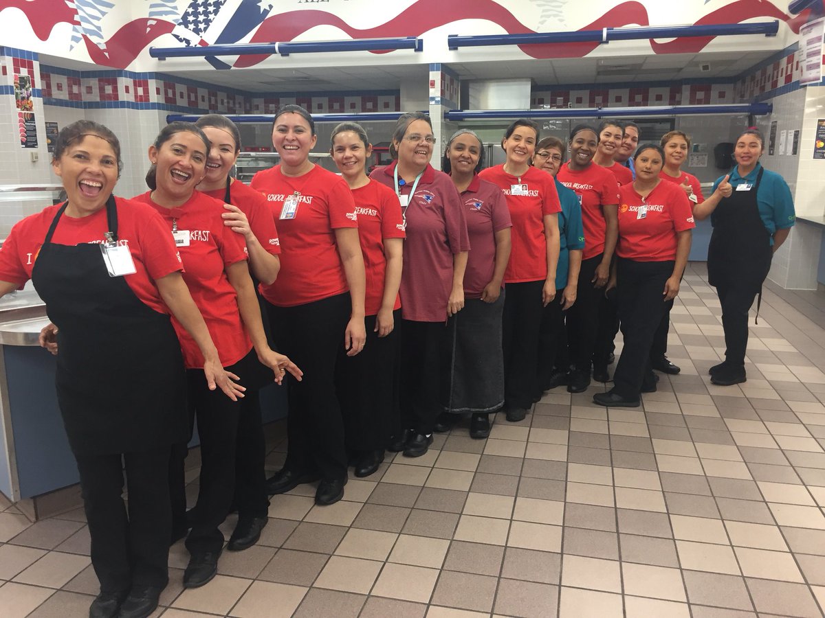 powerupLisaRD's tweet photo. Loving these awesome @ThorntonCFISD ladies who serve over 1500 lunches a day! Watch us shine! We are Thornton Patriot Proud!!  @PowerUpCafe #PowerUpProud https://t.co/fFBdiRNnjx
