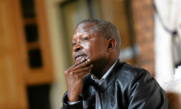 Deputy President DD Mabuza asks members of the house if he looks like a criminal or a thief.
Hon. Tlouamma says Mabuza looks like a suspect.
#MabuzaQandA