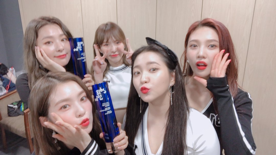 KSGUpdates's tweet photo. 180830
#PowerUp10thWin + New Hallyu Artist Award + Bonsang @ Soribada Awards 🏆🏆🏆 https://t.co/Og5MgEDVqJ