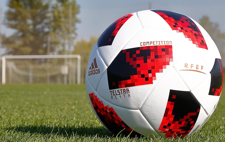 RFEF on Twitter: "⚽¡Un balón de para la @LigaIberdrola, la 2ªB y la 3ª División! es el Telstar de @adidas_es y así han reaccionados los jugadores y jugadoras al probarlo