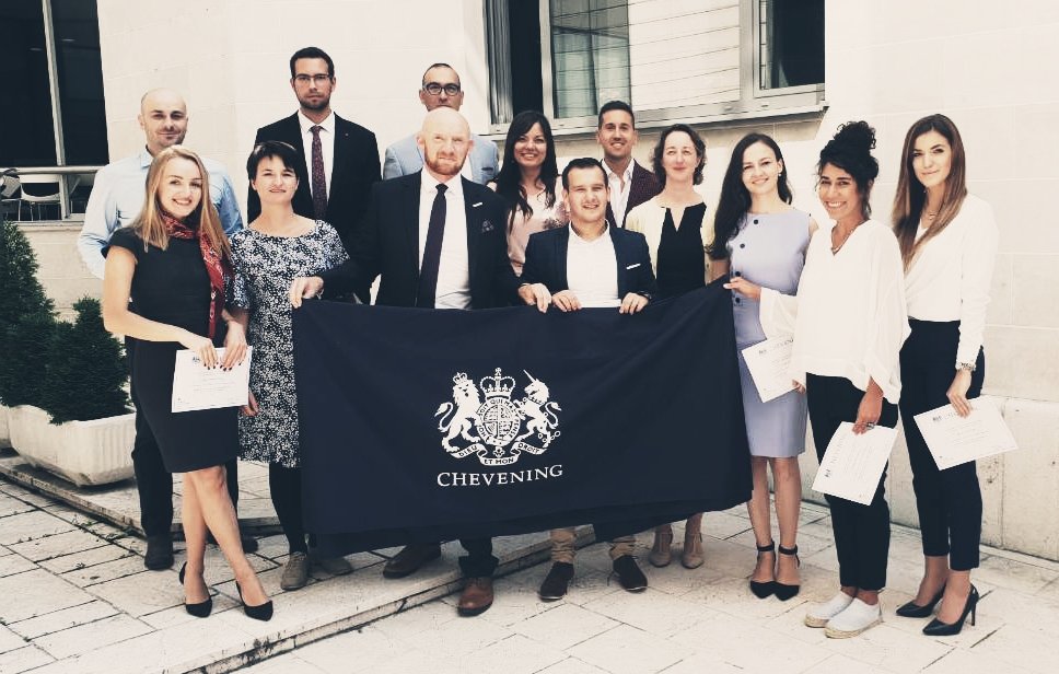 MattFieldUK's tweet photo. Još jedanaest uspješnih mladih ljudi iz cijele #BiH odlazi na prestižne master studije u #UK, zahvaljujući #Chevening stipendijama Britanske vlade. Razgovarali smo o njihovom viđenju stanja u BiH i planovima za budućnost. Puno sreće novim #CheveningBiH stipendistima! https://t.co/Urox1HWj2b