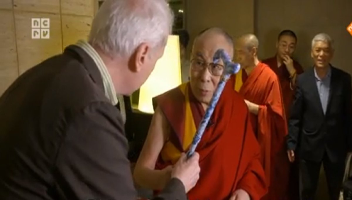 We zijn vereerd dat nu ook de Dalai Lama met een mooie Ninee wandelstok van ons loopt. Dank aan de heer Van Dis