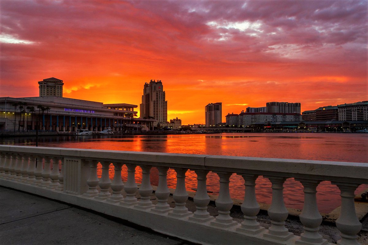 PaulFox13's tweet image. Just a teeny bit of color this morning. Credit: Josh Herrington #Florida #sunrise #StormHour @CityofTampa