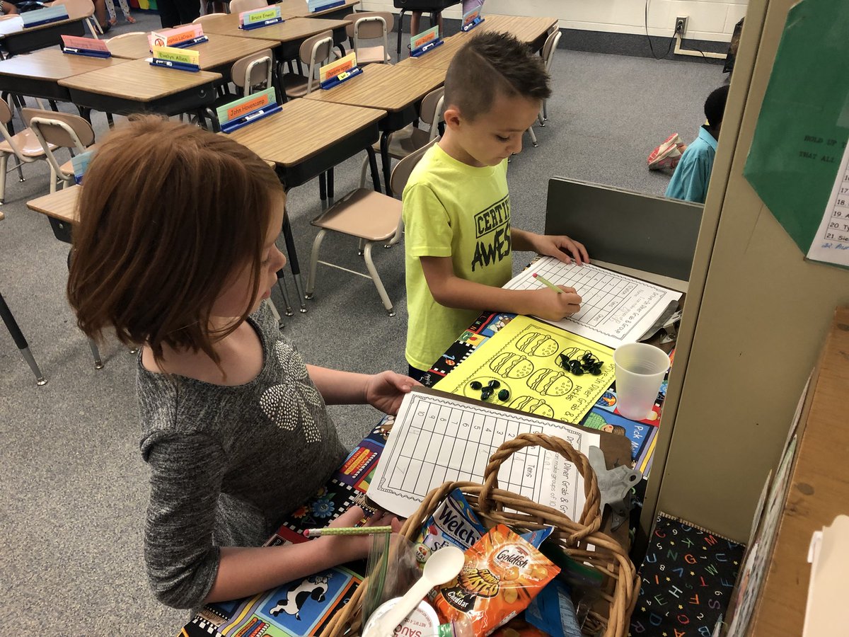 WES_GrantElem's tweet image. Mrs. Nelson’s 1st graders working on making groups of 10 with a “Dine &amp;amp; Dash” Activity! @WESchools #weschools