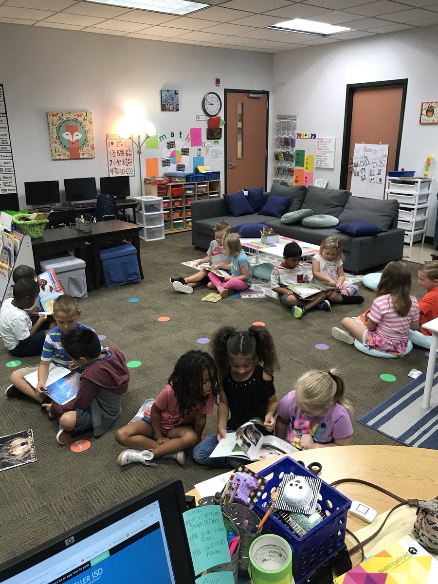 MrsKasey's tweet photo. My teacher heart was bursting this morning!  This group is embracing a love for reading!  @HESHeroes #Reynardowls https://t.co/i02xqJqrCO