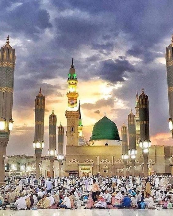 يا من تحبُّ محمداً
أعليه تبخلُ بالصلاة

مقياسُ حبّكَ ذكرُهُ 
حتى تفيضَ به الشفاه

ياربّ صلِّ على الذي 
ردَّ الحياةَ إلى الحياة

اللهم صل على محمد وعلى اله الطيبين الطاهرين 🌹