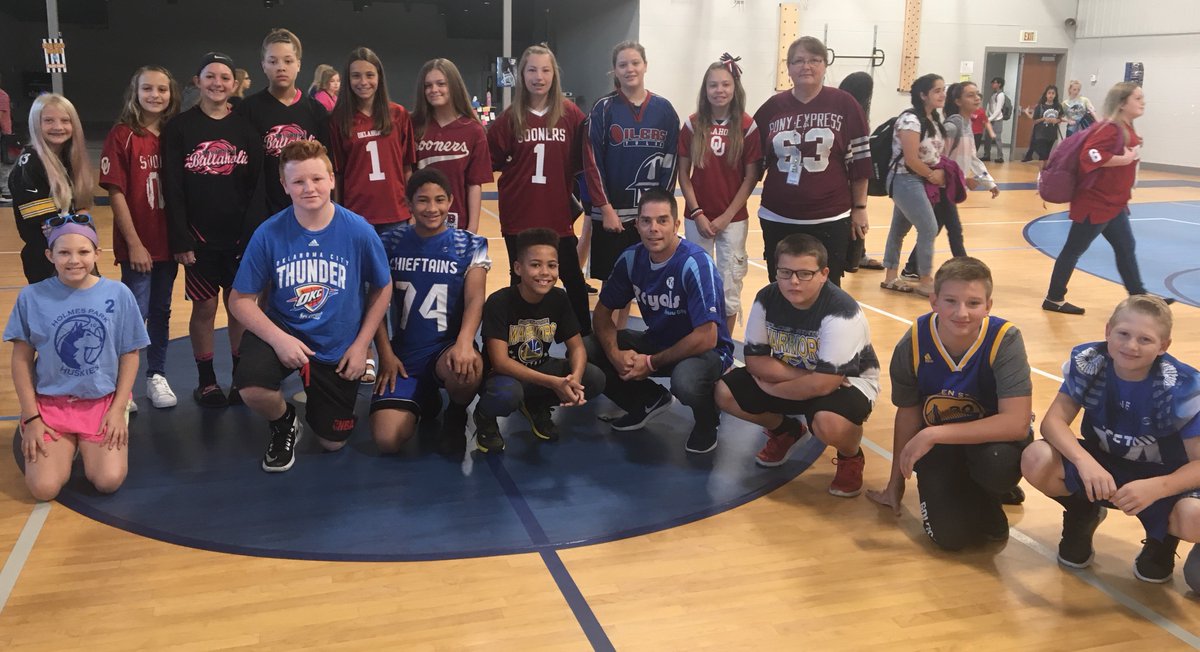 SapulpaMiddleSc's tweet photo. Lots of jerseys were spotted in the hallways of SMS today!  Thank you to everyone who participated in Howdy Week this week! https://t.co/EUaOt4JLsT