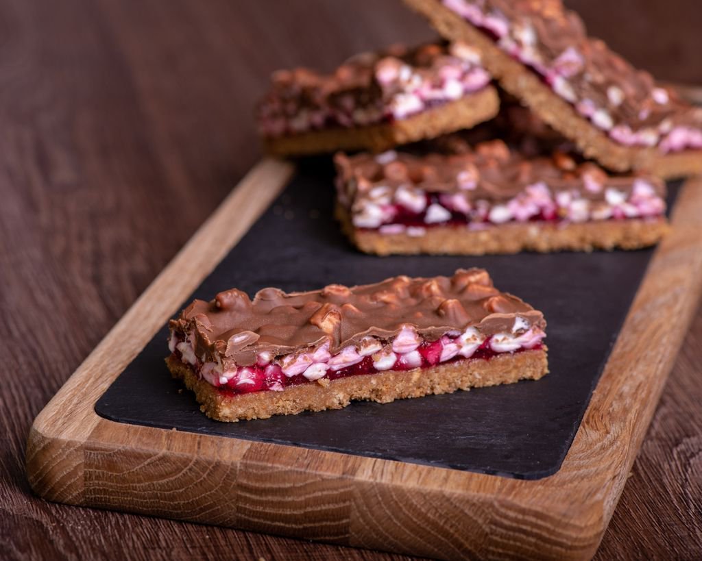 CakeScotland's tweet image. #BakeOff is back! We're loving the new series already &amp;amp; since the #wagonwheel was the first technical of the series, we've put our wagon slice on special offer, but hurry - only until the end of the week! Speak to our team on 0141 353 6777 to place your order. #cakeglasgow