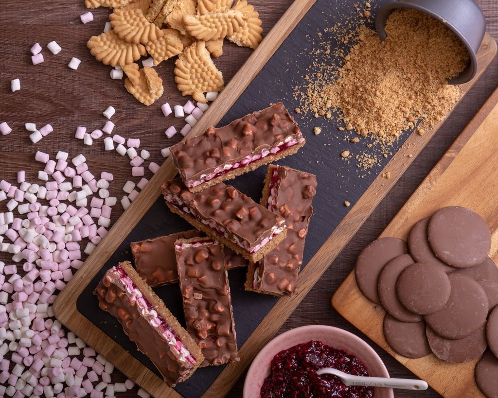 CakeScotland's tweet image. #BakeOff is back! We're loving the new series already &amp;amp; since the #wagonwheel was the first technical of the series, we've put our wagon slice on special offer, but hurry - only until the end of the week! Speak to our team on 0141 353 6777 to place your order. #cakeglasgow