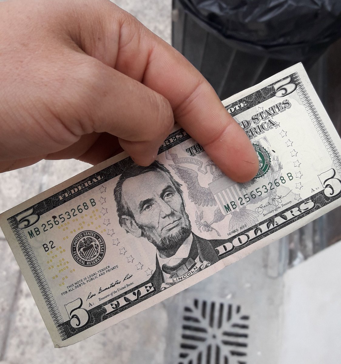 ProyectoMueble's tweet photo. @LANACION @hcappiello ¡SORTEOO! 👉 comenta con el #NosVamosAlCarajo seguime y arrobá a 3 amigos y participá por este billete de la suerte que anda a saber cuanto va a estar mañana! #BuenJueves #Macri #Dolar https://t.co/k0BDKi8K0N