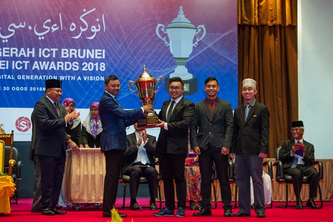 borneo_bulletin's tweet photo. An award ceremony for the BICTA 2018 was held on Thursday at the ICC. The event was graced by His Royal Highness, the Crown Prince and Senior Minister at the Prime Ministerโs Office, as the Royal Patron of BICTA. #brunei #bicta https://t.co/tspommXcOa