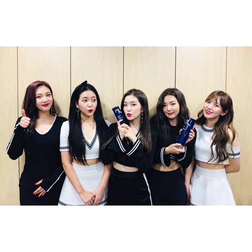 yinfany's tweet photo. Congratulations my babies @RVsmtown I’m so proud of our bonsang, new Hallyu artist &amp; #PowerUp10thWin wins tonight! Always my prides &amp; happiness 😊🎀♥️ https://t.co/x592IOXdPj