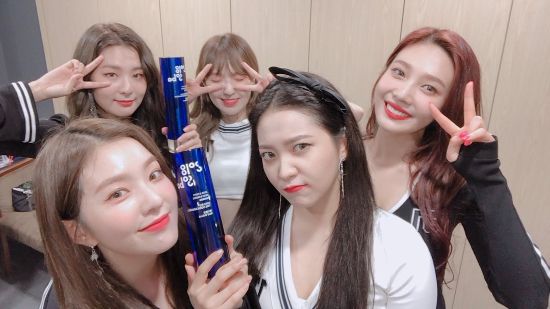 yinfany's tweet photo. Congratulations my babies @RVsmtown I’m so proud of our bonsang, new Hallyu artist &amp; #PowerUp10thWin wins tonight! Always my prides &amp; happiness 😊🎀♥️ https://t.co/x592IOXdPj