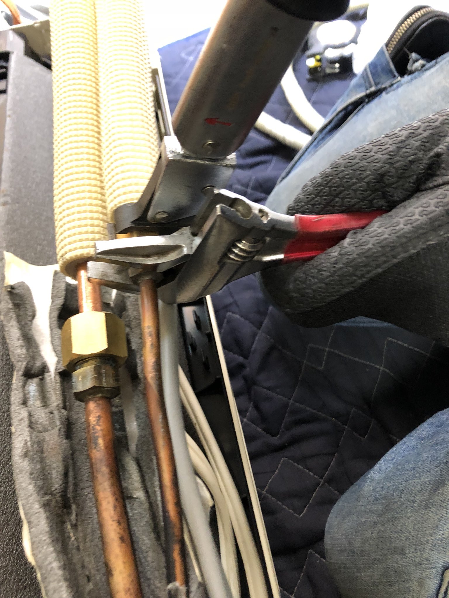 阪神間のエアコン屋さん 本日の施工例 エアコン取り付け室内機 お客様手持ちのエアコンを取り付け 本体の断熱材が消耗しており 断熱シートで補強 パイプ接続部には組付けオイルをスプレーしガス漏れリスクを減らします トルクレンチを使用し規定の