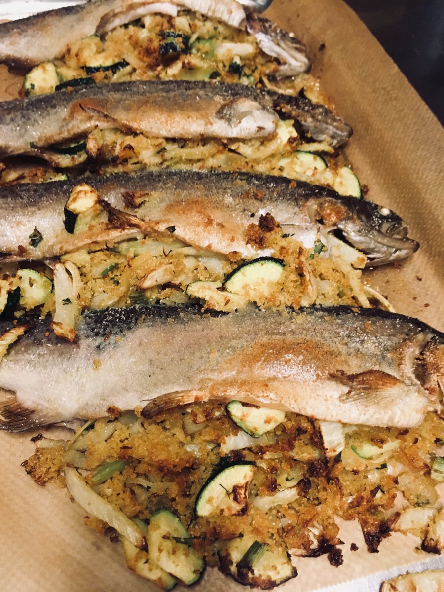 Vandaag op het menu: Geroosterd hele forel uit de oven met venkel, courgette, couscous, ingemaakte citroen en amandel. aangenaametenendrinken.nl