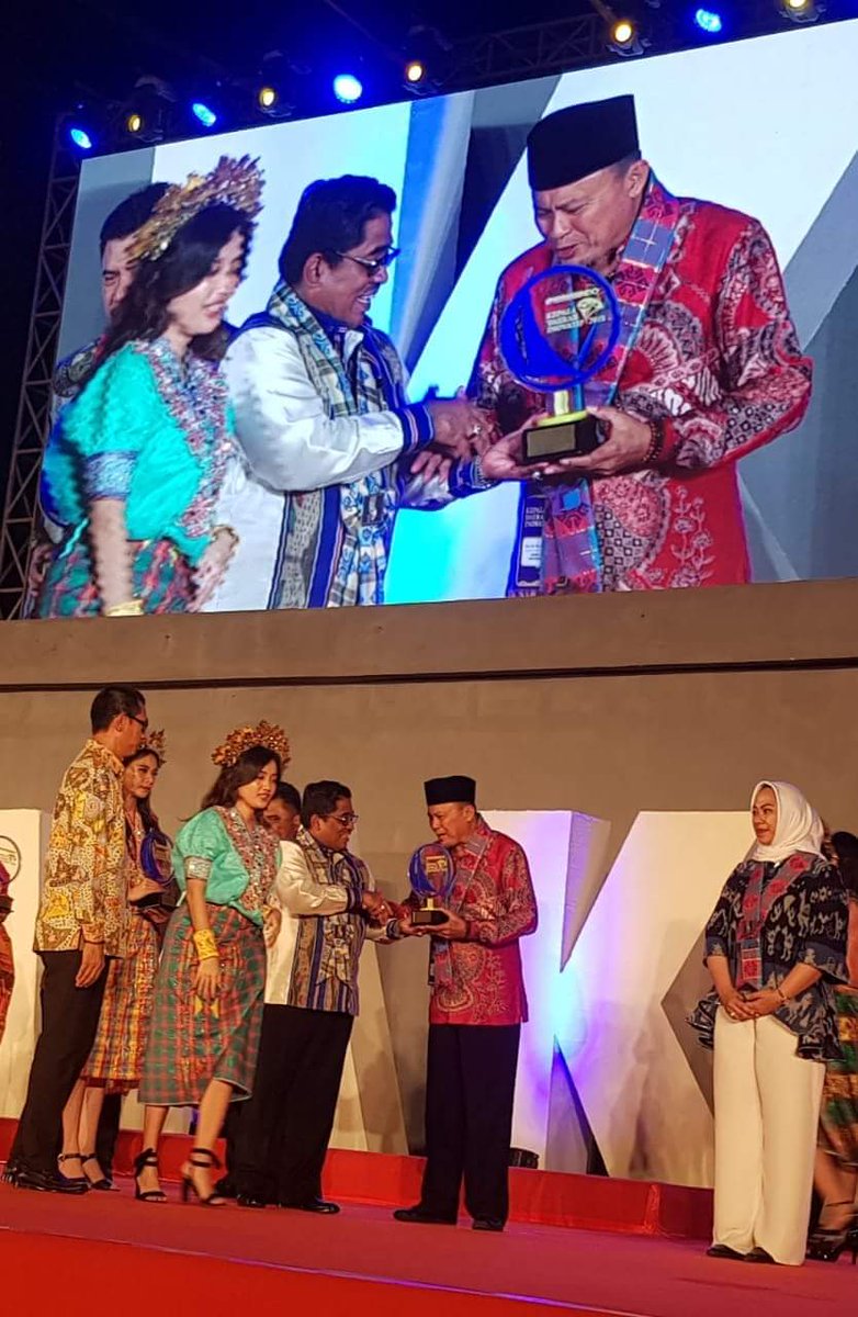 wawangobells's tweet photo. Bupati Bolaang Mongondow Selatan Menerima Penghargaan sebagai salah satu Kepala Daerah Inovatif 2018 se Indonesia. #KepalaDaerahInovatif2018 #HersonMayulu #Bolsel https://t.co/ZyZBlSWF0N