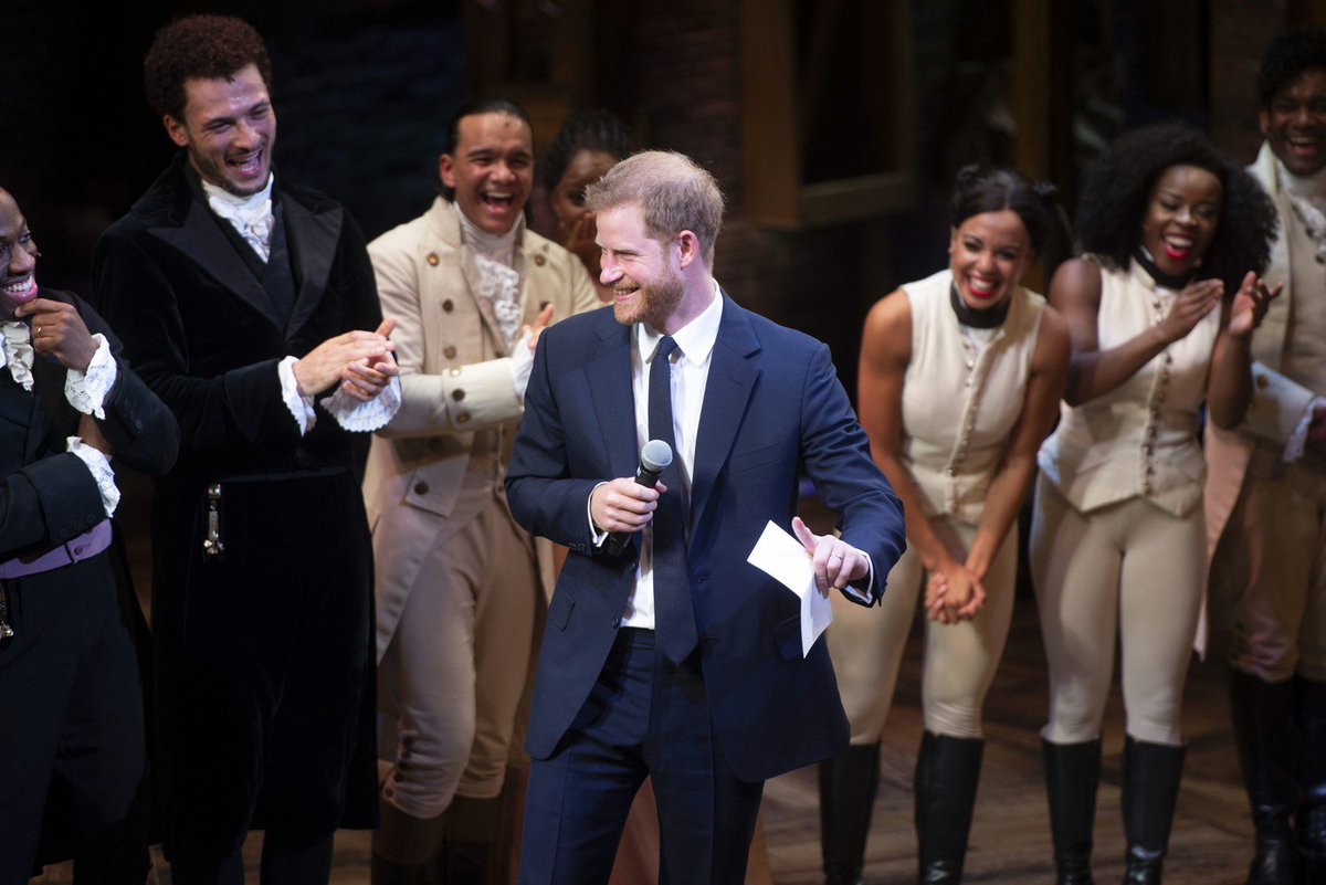 g1's tweet photo. Príncipe Harry rouba a cena ao cantar trecho de musical 'Hamilton' em Londres https://t.co/xx9HBIjhkY #G1 https://t.co/sFyf4PZbKS