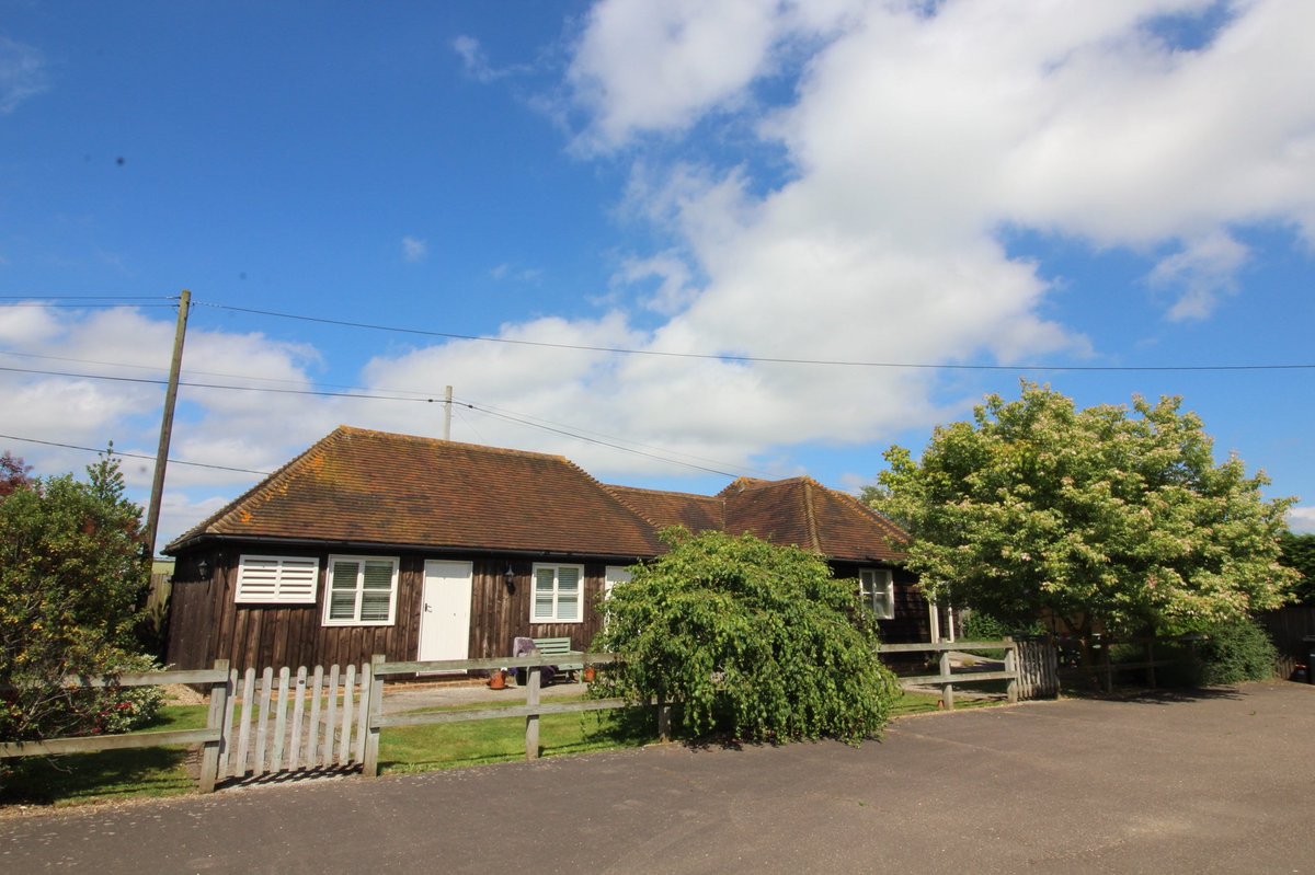 WhiteHouseFarm8's tweet image. We have availability in September, just £625 per week. Brick Kiln Cottage can sleep up to six guests.  Come and enjoy an Autumn get away. #selfcatering #Maidstone #Chartsutton #disabledaccess #indiansummer