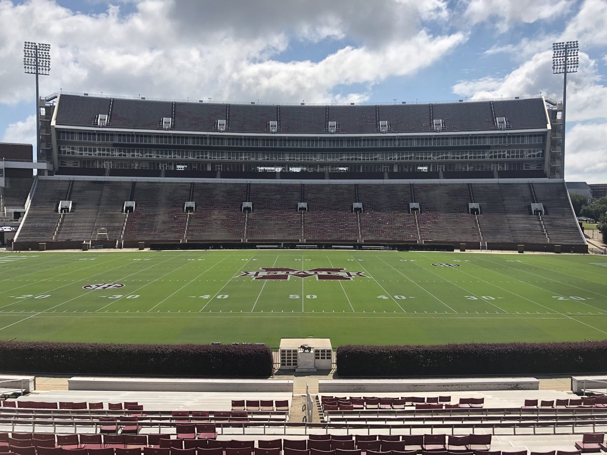 TurfBlade's tweet photo. Scott Field is primed and ready for opening weekend @HailStateFB #MSturf https://t.co/rtJpHWhmq9