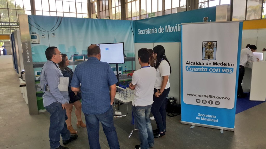 movilidad_med's tweet photo. Asistentes de la primera gran feria de drones en la ciudad conocen sobre nuestro Centro de Control de Tránsito, uno de los componentes del Sistema Inteligente de Movilidad de Medellín.
#CODE2018 https://t.co/WzzBHJ98bi