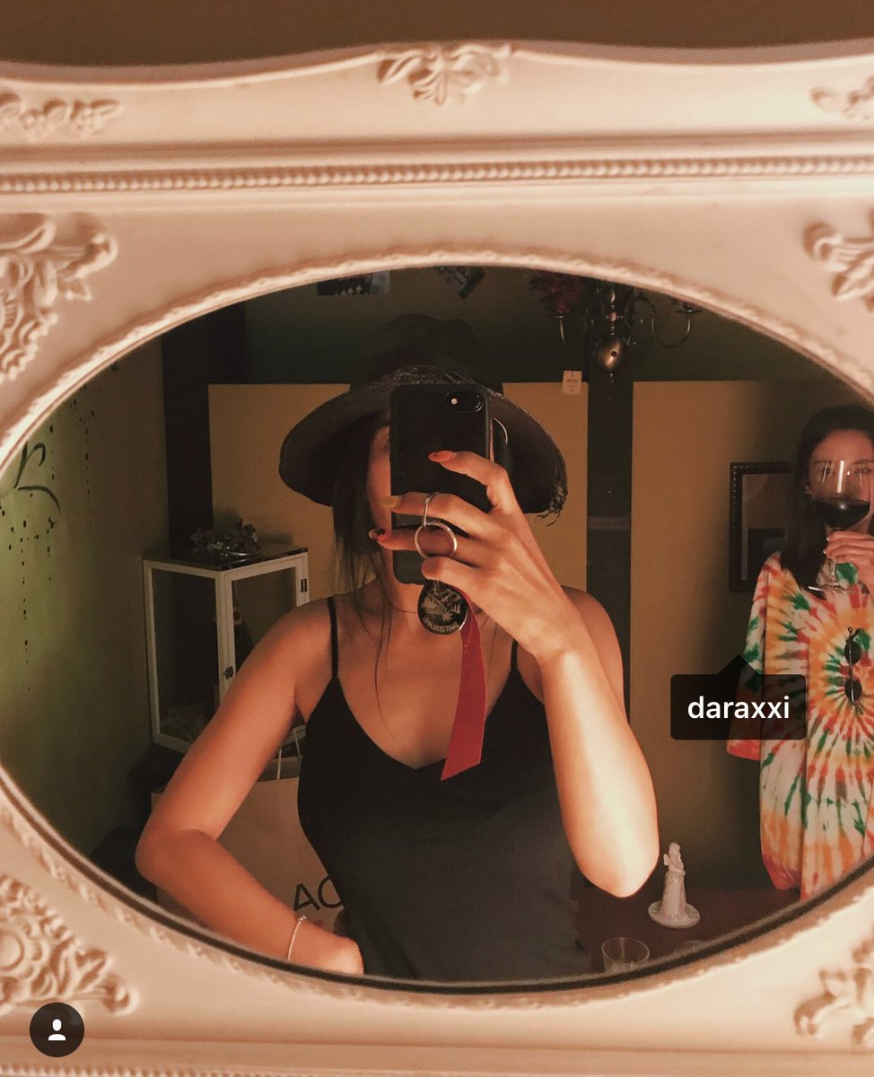 grebby09's tweet image. I know, I'm imagining things but I can't simply help it. 😁😍🤣😂😊

#samepatterns #samestyle
#dara #GDRAGON #KWONJIYONG  #sandarapark #SANDARA #daragon