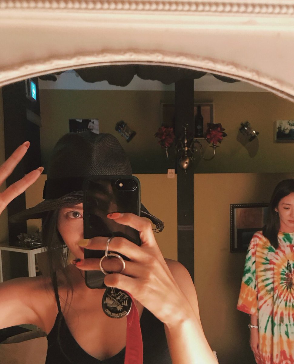 grebby09's tweet image. I know, I'm imagining things but I can't simply help it. 😁😍🤣😂😊

#samepatterns #samestyle
#dara #GDRAGON #KWONJIYONG  #sandarapark #SANDARA #daragon