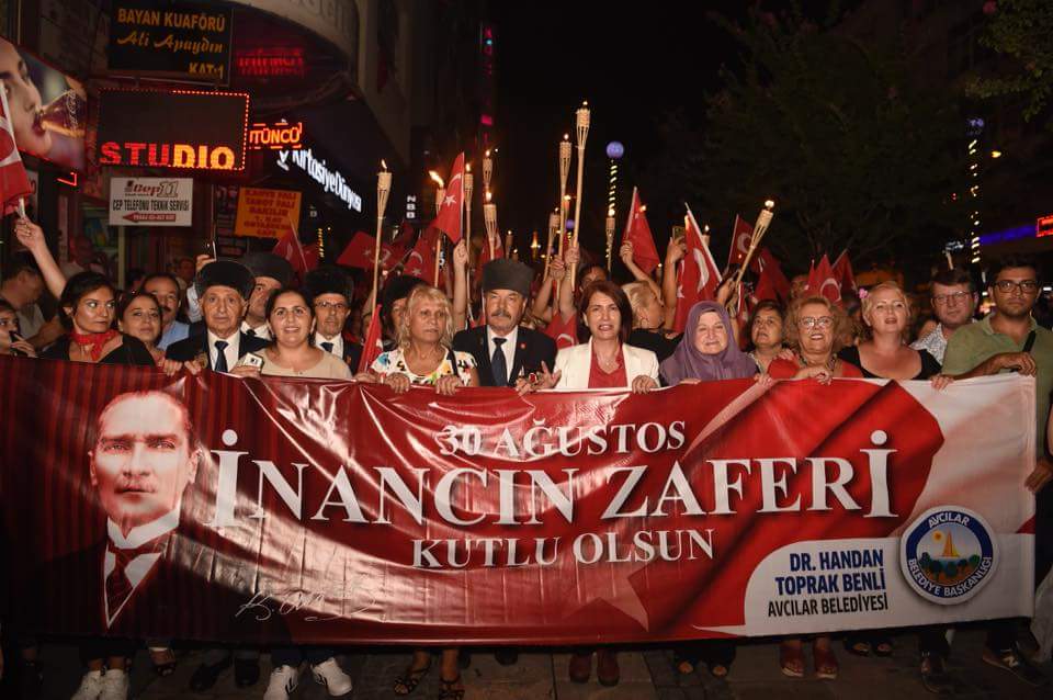 Günün ilk saatlerinden bu yana Avcılar'ımızda birçok etkinlikle kutladığımız Zafer Bayramımızı, yüzlerce aydınlık yürek ile birlikte yaptığımız Fener Alayı yürüyüşümüzle taçlandırdık. 

#30AğustosZaferBayramı