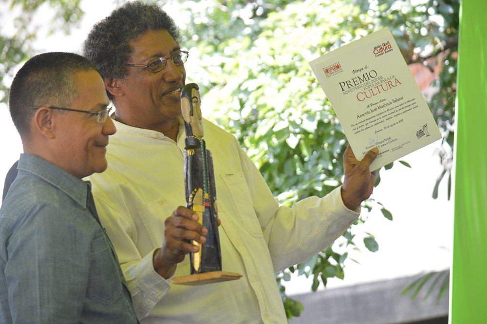 minculturave's tweet photo. #Hoy | #30Agosto, se reconoció los 45 años de trayectoria artística al primer actor “Antonio Machuca”, otorgándole el premio Ministerio del Poder Popular para la Cultura. @VillegasPoljak #MACAR #Caracas #ProteccionAlPensionado https://t.co/q6dKTjnDON