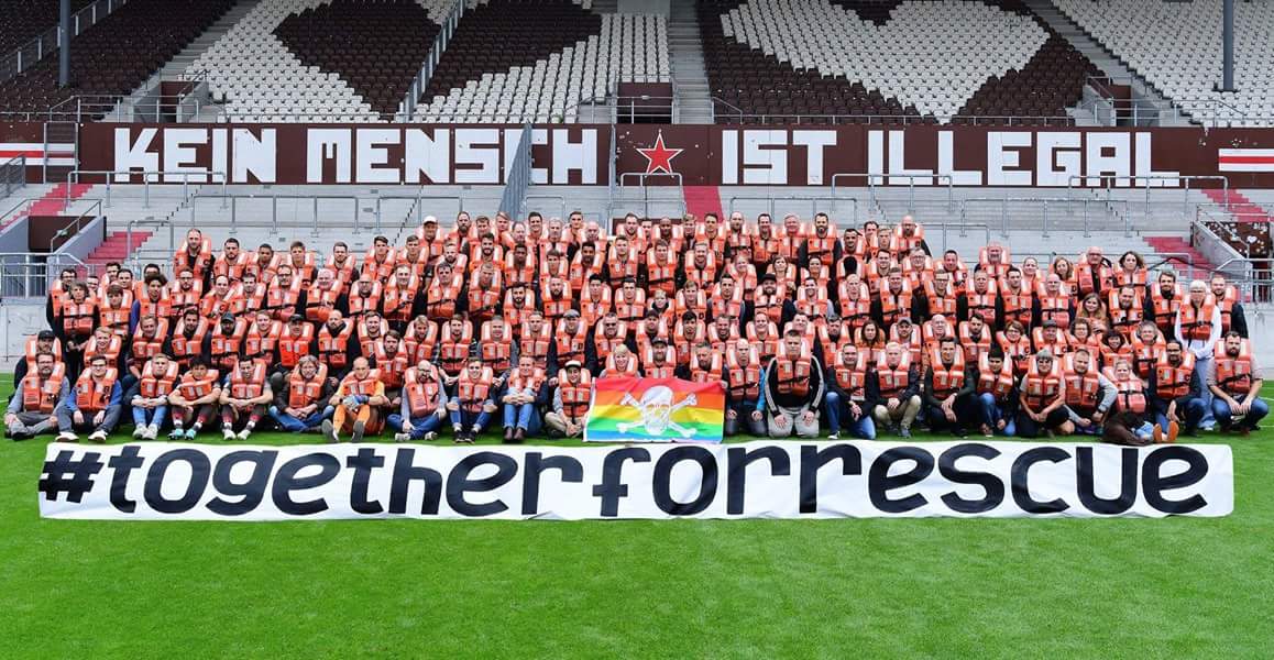 Futbolistas, trabajadores y directivos del FC St. Pauli se han fotografiado con chalecos salvavidas para mostrar su solidaridad con la campaña #TogetherForRescue
La respuesta del club a las agresiones y movilizaciones neonazis de los últimos días en Alemania