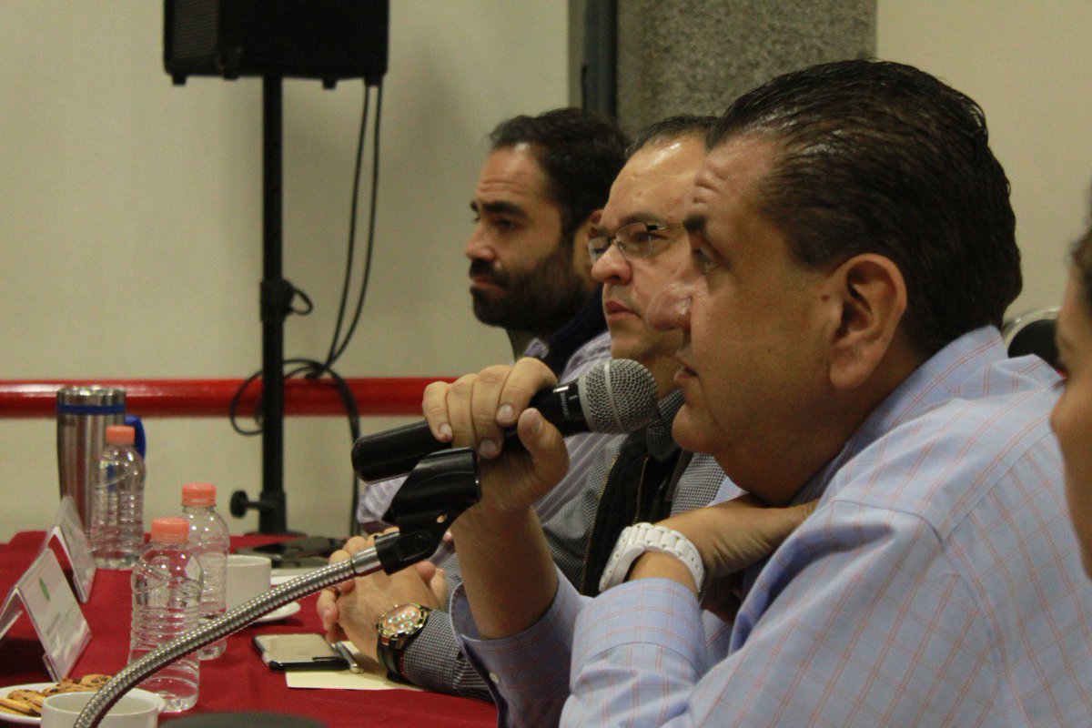 Me reuní esta mañana con los supervisores de zonas escolares para escucharlos sobre diferentes temas en mesas de trabajo y poder encontrar las maneras para resolver sus dudas y situaciones.
