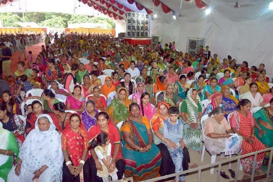 InfoGujarat's tweet photo. મુખ્યમંત્રીશ્રી વિજયભાઇ રૂપાણીએ આજે #રાજકોટ મહાનગરપાલિકા દ્વારા યોજાયેલા ચતુર્વિધ કાર્યક્રમમાં હાજરી આપી હતી અને અમરજીતનગરના ૨૮૭ લોકોને સનદ, ૫૯ કારકૂનોને નિમણુકપત્રો, સખીમંડળોને નોંધણીપત્રો અને વીજળીકરણના લાભાર્થીઓને એલોકેશન લેટરનું વિતરણ કર્યું હતું. https://t.co/vHILEKrrdk